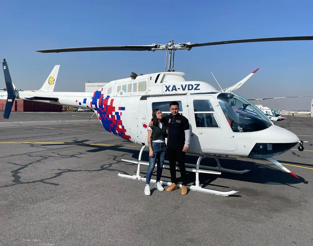 Bell 206 JetRanger matrícula XA-VDZ con una pareja al frente