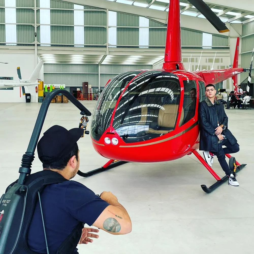 Robinson R44 rojo dentro del hangar durante una sesión de fotos