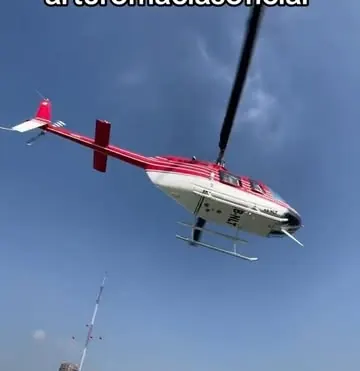 Bell 206 despegando de un helipuerto en la ciudad