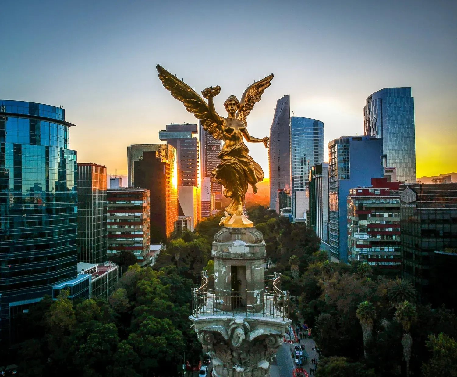 El Ángel de la Independencia y los rascacielos de Reforma al atardecer, desde el aire