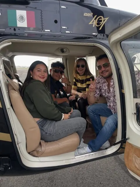 Grupo de amigos sentados en la cabina de un Bell 407