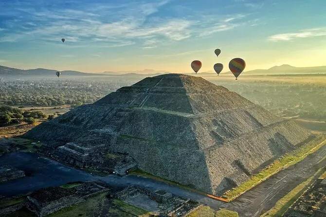 Globos aerostáticos sobre la Pirámide del Sol al amanecer